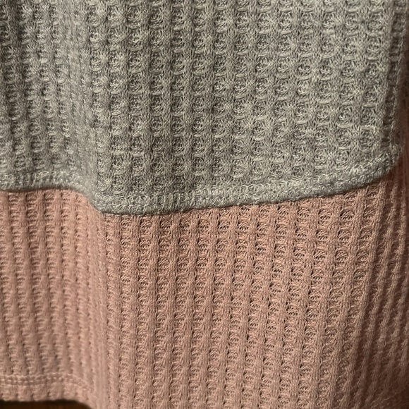 Maurices Top L Grey and Pink - Picture 5 of 5